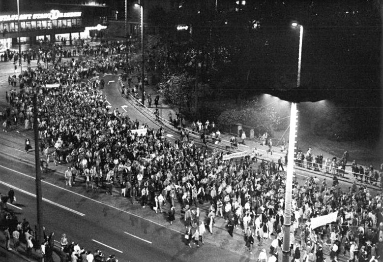 Eine dichte Menschenmenge zieht am 23. Oktober 1989 mit Transparenten durch Leipzig.
