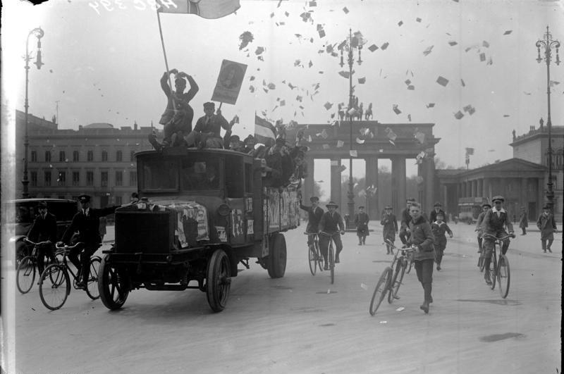 Mehrere mit völkischen Wahlplakaten bedeckte Lastwagen stehen 1924 vor dem Brandenburger Tor.