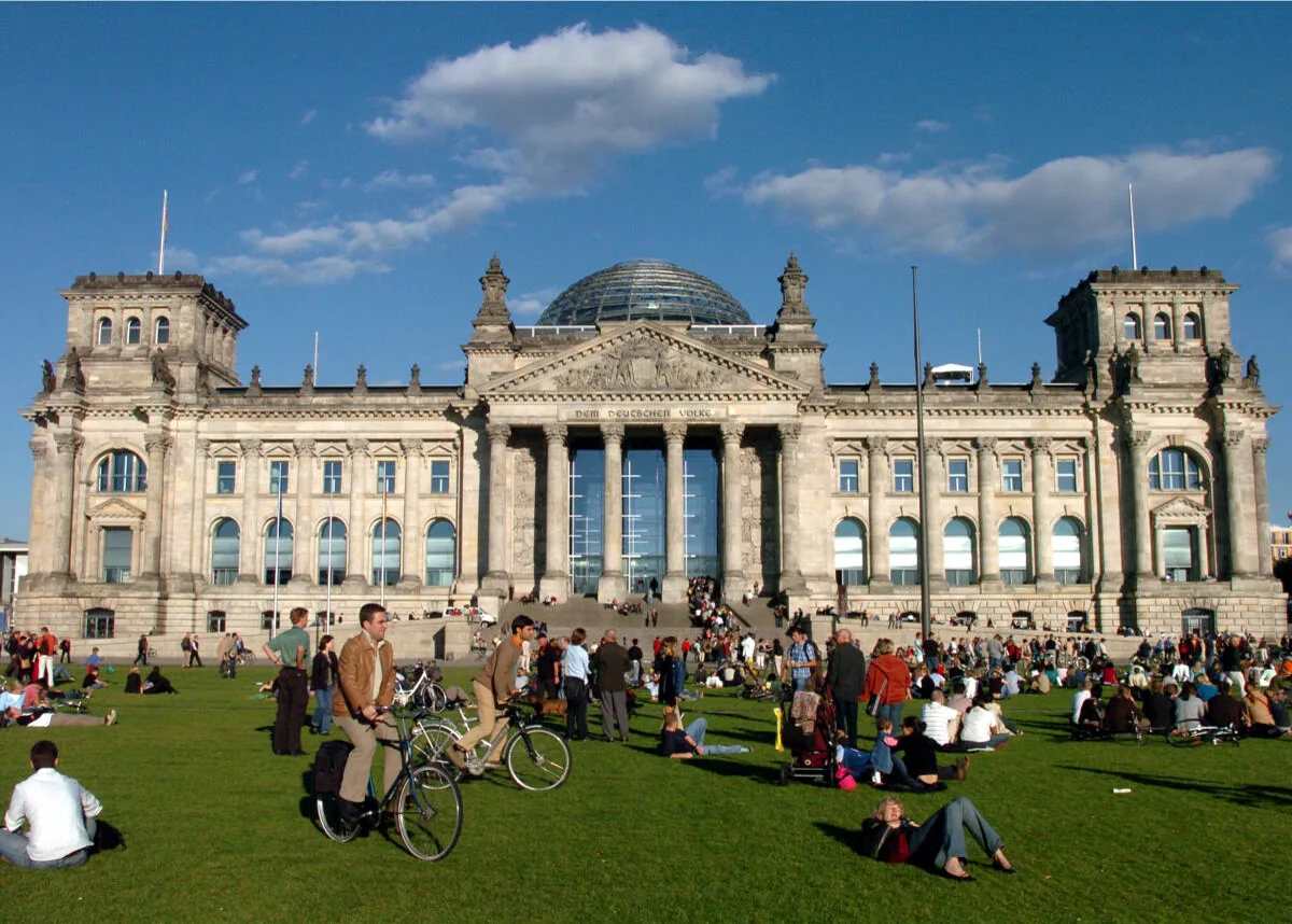 Plakate und Banner politischer Parteien vor dem Reichstagsgebäude zur Bundestagswahl 2005